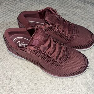 Women’s tennis shoes